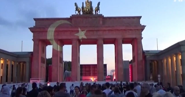 Tarihi Bandenburg Kapısı Türk bayrağı renklerine büründü