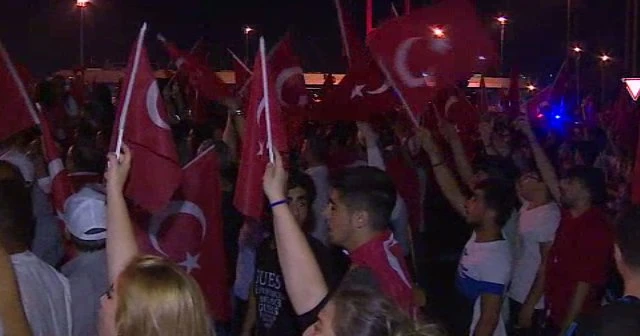 Yüzbinlerce vatandaş Boğaziçi Köprüsü'nü kapattı