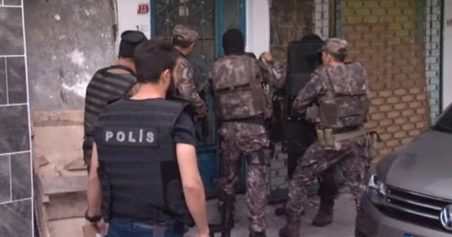 Zehir tacirlerine şafak baskını 30 gözaltı