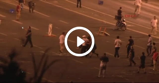 Beyaz elbiseli kişi kim?