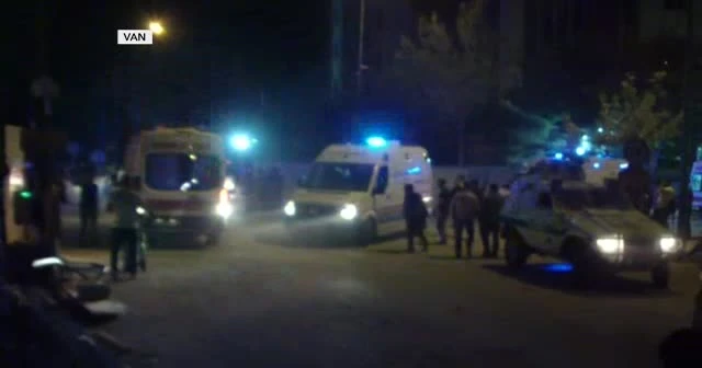 Bir kamyon bomba infilak ettirildi; 1'i polis 3 şehit
