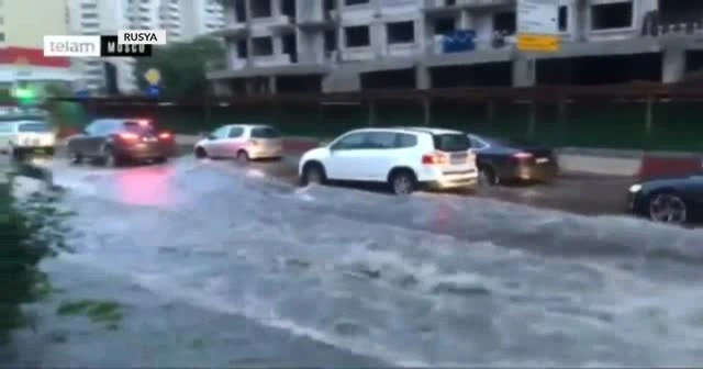 Caddede su kayağı 