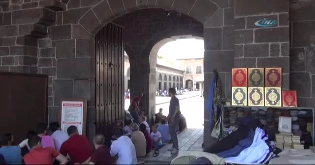 Camide imamın PKK eleştirisine tepki gösteren şahsa linç girişimi