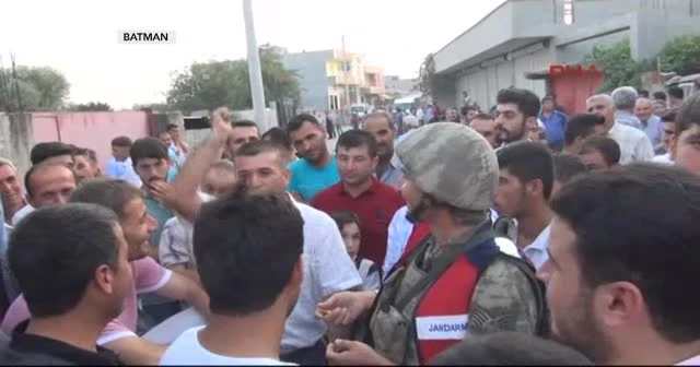 Elektriği kesmeye gelen ekibi alıkoydular