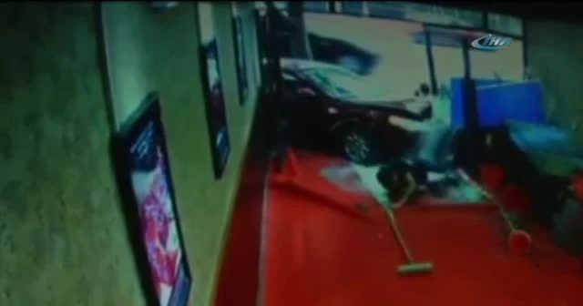 Kadın sürücü aracıyla balık restoranına daldı