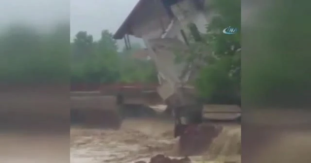 Sel suları 3 katlı binayı böyle yıktı