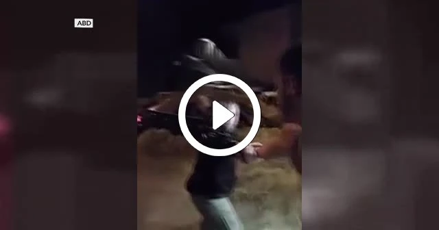 Sele kapılan kadını insan zinciri kurtardı