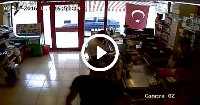 Silahlı soygun sırasında müşterinin rahatlığı şaşırttı