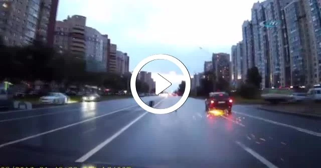 Tekerlek bir anda yola fırladı!