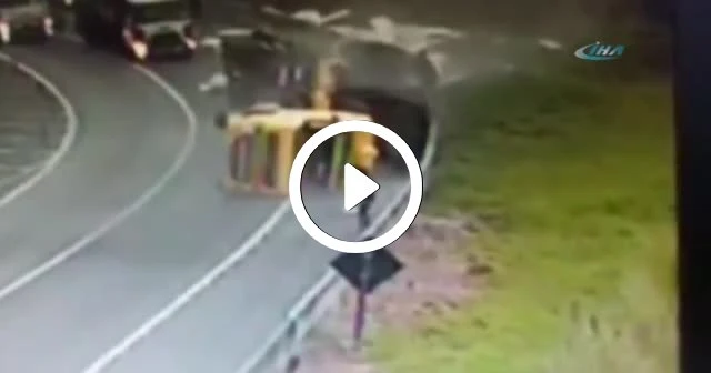 Virajı alamayan TIR böyle devrildi