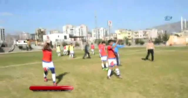 Amatör maçta futbolcular tekme tokat kavga etti