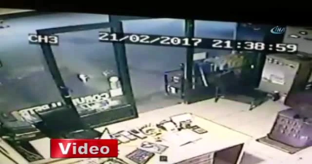 Benzinle sobayı yakmaya çalışırken kendini yaktı