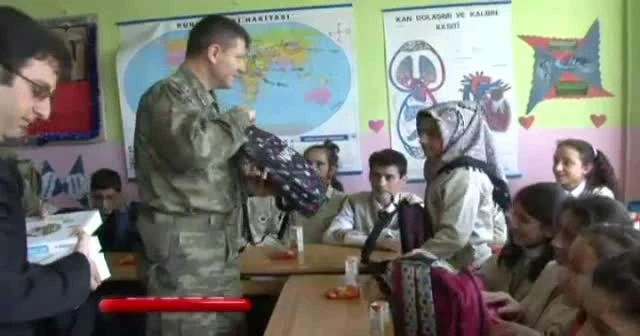 Hakkari’de polisten öğrencilere anlamlı destek