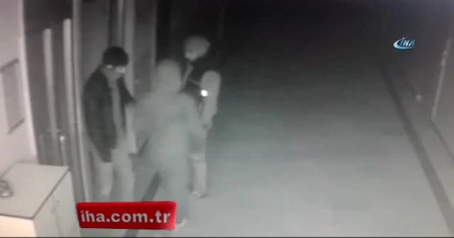 İlkokula giren hırsızlar kamerada