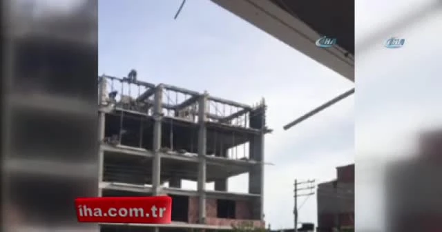 İnşaat işçisi metrelerce yükseklikte canını tehlikeye attı