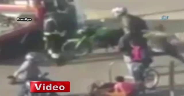Kafasına kask fırlattığı polisi bayılttı