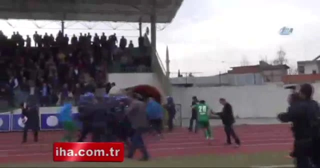 Kendi kalecisine kızan taraftar sahaya indi