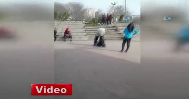 Liseli kızların saç saça kavgası kamerada