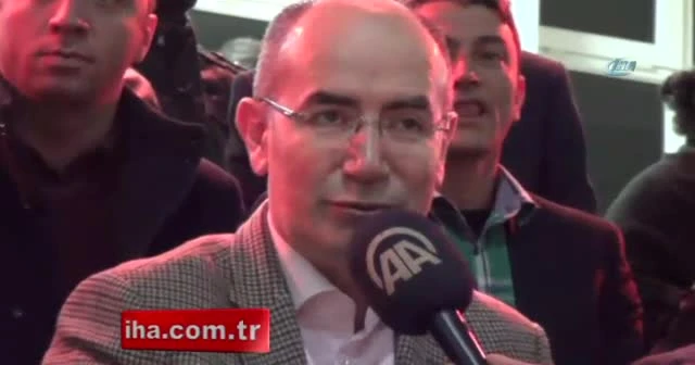Maç arasında saha ve tribünlerde kitap okudular