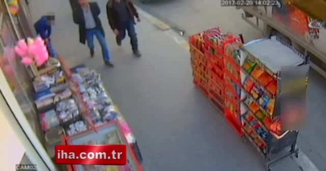 Market önünde ceviz hırsızlığı