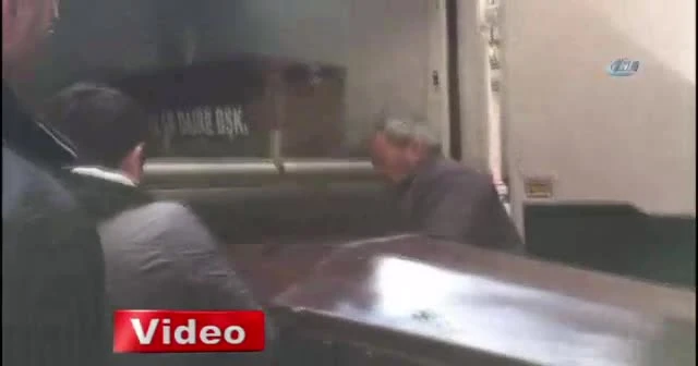 Öldürülen Ahmet’in cenazesi öz babası tarafından adli tıptan alındı