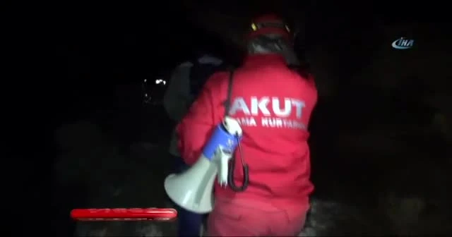 Ormanda kaybolan üniversite öğrencilerini AKUT buldu
