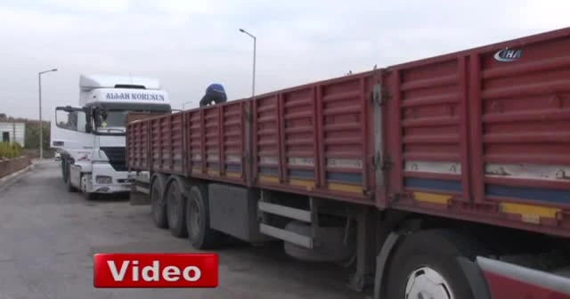 Polis, mısır yüklü tırlarda şişle kaçak akaryakıt aradı