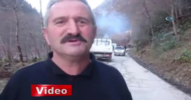 Rize'de toprak kayması yol kapattı