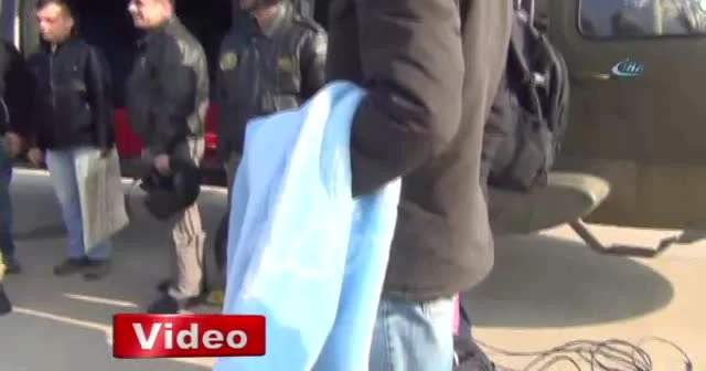 Şehit eşinin parkasını giydi