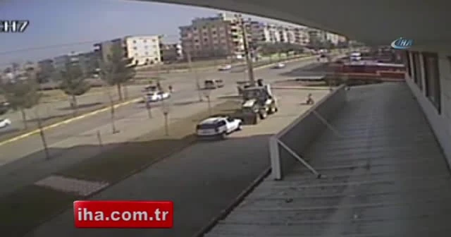 Tren otomobile böyle çarptı