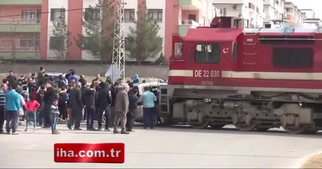 Tren otomobile çarptı: 2 yaralı