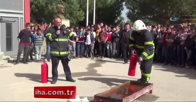 Üç öğretmen okulun ikinci katından aşağı atladı