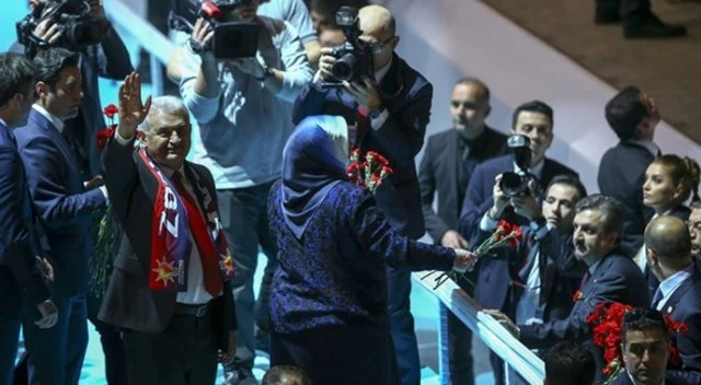 Uğur Işılak'tan AK Parti için yeni referandum şarkısı