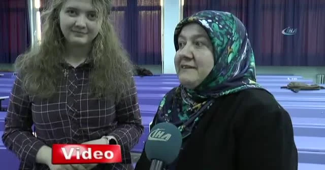 47 yaşında kızıyla birlikte üniversite sıralarına oturdu