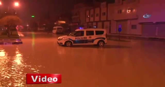 Adana’da su borusu patladı, dev çukur açıldı
