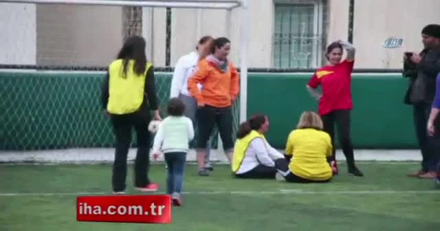 Anneler top oynadı, çocuklar heyecanla izledi