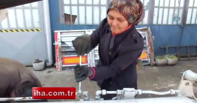 Balıkesir'deki kadın kamyon tamircisi görenleri şaşırtıyor