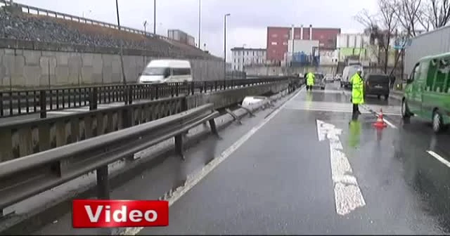 Başakşehir'de kontrolden çıkan tır dereye uçtu