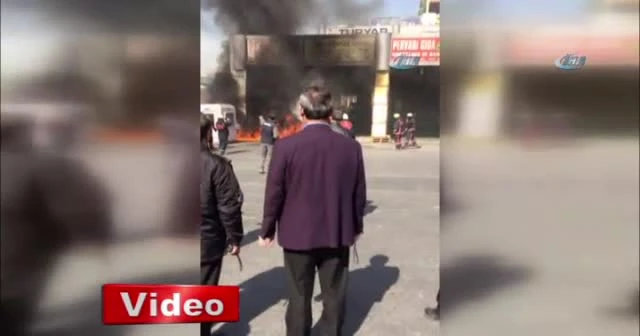Bayrampaşa'da otomobil alev alev yandı