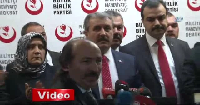 Destici haddini aştı, İHA mikrofonunu kürsüden indirdi