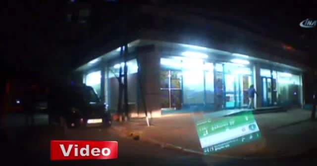 Çarptıkları otomobilin üzerinden uçtular