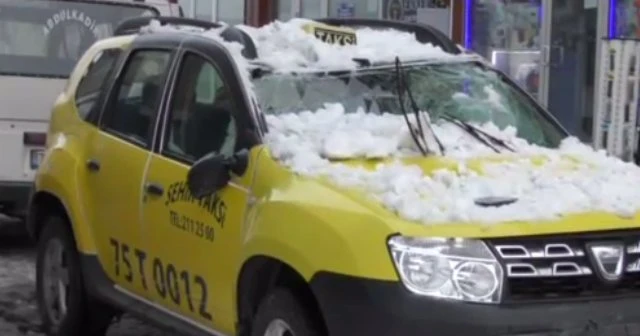 Çatıdan düşen kar otomobili kullanılamaz hale getirdi