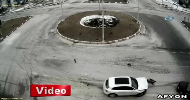 Dikkatsiz sürücülerin kazası mobese kamerasına böyle yansıdı