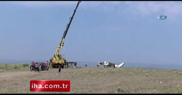 Eğitim uçağı piste inerken düştü