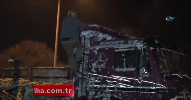 Ev eşyası yüklü kamyon alev alev yandı