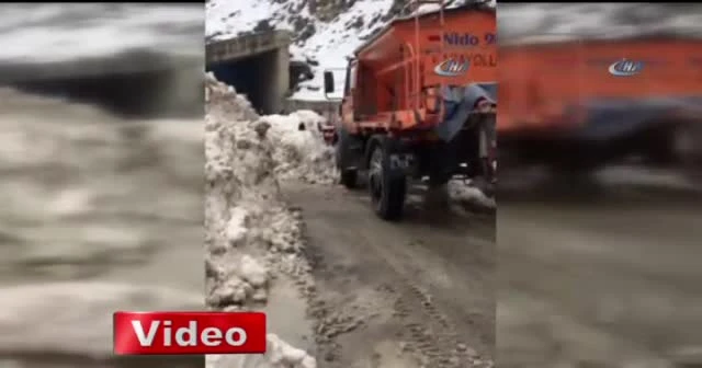 Hakkari-Van karayoluna çığ düştü