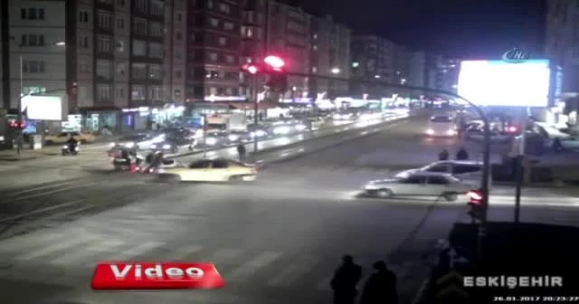 İki motosikletin kafa kafaya çarpışması MOBESE’de