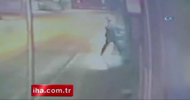 İş yerine kürekle saldırı kamerada