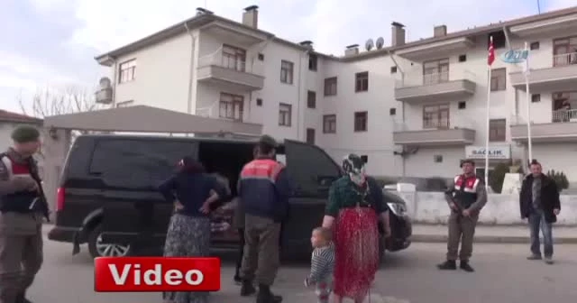 Kaçarken yakalanan halı hırsızları gazetecilere terlikle saldırdı