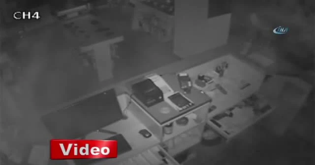 Kepengin altına tabure sıkıştırarak hırsızlık yaptılar